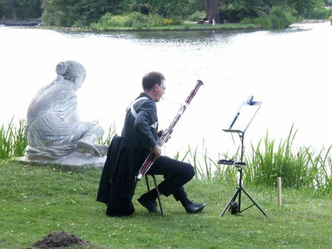 DER BLAUE KLANG - Landschaftsklang-Komposition für voneinander weit entfernte Vokal- und Orchestergruppen , der 1. Fagottist des Orchesters an der Muschelsucherin. Mitteldeutsche Zeitung, 9.7. 2004: "Blauer Klang" begeisterte das Publikum in Wörlitz ... Der große Erfolg vom "Blauen Klang" sollte nun die Veranstalter beflügeln, an einen weiteren Aufführungstermin zu denken."" DER BLAUE KLANG - Landschaftsklang-Komposition für voneinander weit entfernte Vokal- und Orchestergruppen , der 1. Fagottist des Orchesters an der Muschelsucherin. Mitteldeutsche Zeitung, 9.7. 2004: "Blauer Klang" begeisterte das Publikum in Wörlitz ... Der große Erfolg vom "Blauen Klang" sollte nun die Veranstalter beflügeln, an einen weiteren Aufführungstermin zu denken.""