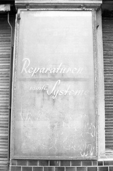 ICH SCHWEIGE NICHT Jürgen-Fuchs-Zyklus von H.Johannes Wallmann, Satz 21: ich schweige nicht (Foto: Harald Hauswald, "Reparaturen sämtl. Systeme") ICH SCHWEIGE NICHT Jürgen-Fuchs-Zyklus von H.Johannes Wallmann, Satz 21: ich schweige nicht (Foto: Harald Hauswald, "Reparaturen sämtl. Systeme")