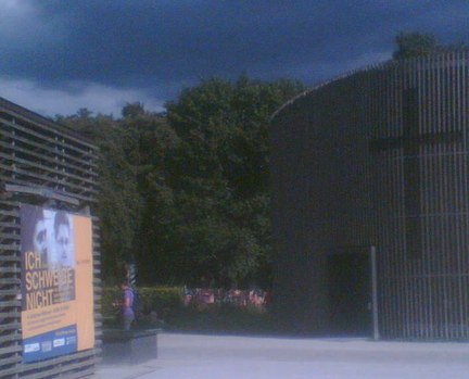 Wallmann-Klang-Ausstellung zum Jürgen-Fuchs-Zyklus in der Kapelle der Versöhnung an der Berliner Mauer-Gedenkstätte Bernauer Straße, 16.8.-15.10.2016; die Kapelle wurde in dieser Zeit von ca. 63.000 Besuchern frequentiert Wallmann-Klang-Ausstellung zum Jürgen-Fuchs-Zyklus in der Kapelle der Versöhnung an der Berliner Mauer-Gedenkstätte Bernauer Straße, 16.8.-15.10.2016; die Kapelle wurde in dieser Zeit von ca. 63.000 Besuchern frequentiert