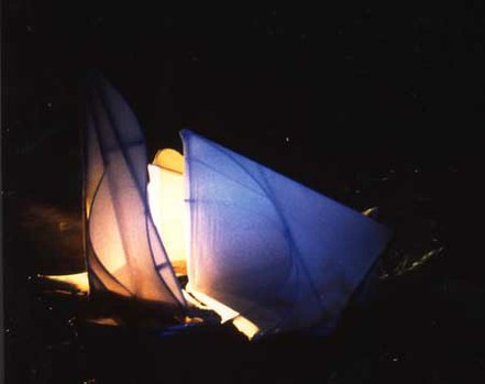 H.Johannes Wallmann - Künstlerischer Leiter der BAUHÜTTE KLANGZEIT WUPPERTAL (1991/92); Idee der kulturellen Erneuerung und des integralen Zusammenwirkens der Künste - 1. Internationales Festival für Klangkunst in Deutschland, gefördert u.a. durch das Kulturprogramm "Kaleidoskop" der Europäischen Union; geschätzte Zuhörer/Zuschauer 1991/92: 15-20.000. Im Bild: Detail der KLANGSEGEL-Installation auf der Wupper von H.Johannes Wallmann und Rainer Dunkel: »eine ganz zauberhafte Klanginstallation« (WDR-Fernsehen 1.10.1992) »Die Klangsegel wurden zu einer kleinen Wallfahrtsstätte für die Wuppertaler« ( MusikTexte 12/92) H.Johannes Wallmann - Künstlerischer Leiter der BAUHÜTTE KLANGZEIT WUPPERTAL (1991/92); Idee der kulturellen Erneuerung und des integralen Zusammenwirkens der Künste - 1. Internationales Festival für Klangkunst in Deutschland, gefördert u.a. durch das Kulturprogramm "Kaleidoskop" der Europäischen Union; geschätzte Zuhörer/Zuschauer 1991/92: 15-20.000. Im Bild: Detail der KLANGSEGEL-Installation auf der Wupper von H.Johannes Wallmann und Rainer Dunkel: »eine ganz zauberhafte Klanginstallation« (WDR-Fernsehen 1.10.1992) »Die Klangsegel wurden zu einer kleinen Wallfahrtsstätte für die Wuppertaler« ( MusikTexte 12/92)