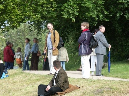 DER BLAUE KLANG, ca. 1300 Zuhörer im Wörlitzer "Garten der Aufklärung". Berliner Zeitung, 3./4.7. 2004: "Der Blaue Klang verlässt ganz entschieden das Modell einer neuen Musik, die in geschlossenen Räumen mit dem Material verbundene Fragen verhandelt. Wallmann sucht ein reines Klingen." DER BLAUE KLANG, ca. 1300 Zuhörer im Wörlitzer "Garten der Aufklärung". Berliner Zeitung, 3./4.7. 2004: "Der Blaue Klang verlässt ganz entschieden das Modell einer neuen Musik, die in geschlossenen Räumen mit dem Material verbundene Fragen verhandelt. Wallmann sucht ein reines Klingen."
