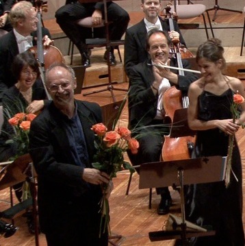 H.Johannes Wallmann nach der UA von SOLO-UNIVERS 1-5 mit der Deutschen Kammerphilharmonie Bremen und Soloflötistin Silvia Careddu