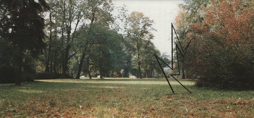  Thüringer Allgemeine 21.6.1993 zur ZEIT-KLANG-LANDSCHAFT von Johannes Wallmann: »`Den Vögeln gleich´, so Wallmann, entfalteten die verstreuten Musiker eine fesselnde Welt der Klänge, die sich mit den Stimmen der jubilierenden Vögel mischte und den auf dem Skulpturenweg wandelnden Besuchern eine eigene Interpretation des Raumes und der Landschaft vermittelte.« Abb.: ZEIT.KLANG-LANDSCHAFT, mit "Blitze" von Wolfgang Krause